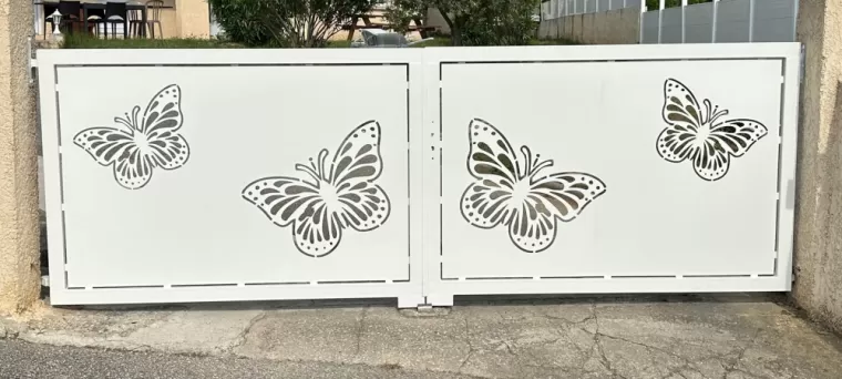 Création et installation de portail acier design papillon sur mesure vers Valence
