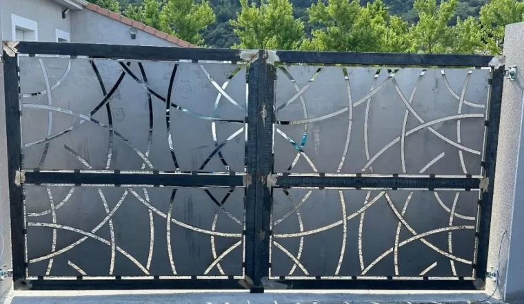 Réalisation d'un portail à deux battants sur mesure à Valence, Livron-sur-Drôme, Abilis Chaudronnerie